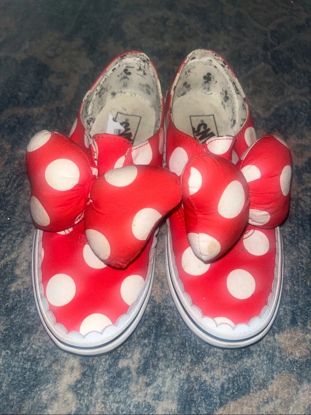 Women’s 6.5 Red Minnie Polka Dot Slip-On Shoes bows